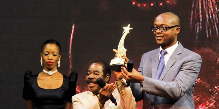 Le comédien Léonard Groguhet reçoit son
talent d’honneur des mains du DG de la RTI,
M. Ahmadou Bakayoko.