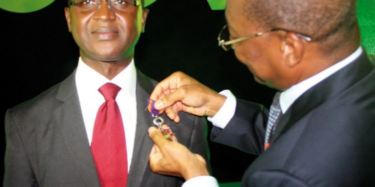 M. Ahmed Cissé,
fait grand chevalier
de l’ordre des
telecommunications par
le Ministre Bruno Koné.