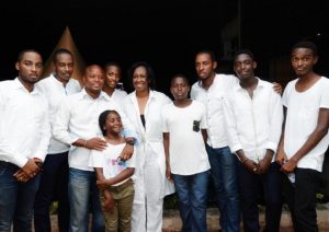 Entourée par ses enfants, nièces et neveux, Chantal a bénéficié de la chaleur familiale.