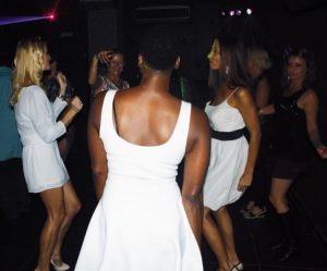 La piste de danse est prise d’assaut par les femmes toutes de blanc vêtues.