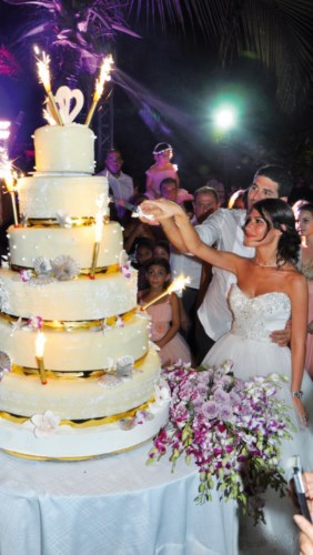 La découpe symbolique de leur somptueux gâteau de mariage.