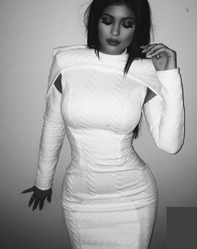 kendall-kylie-jenner-match-in-white-for-kardashian-christmas-party-04