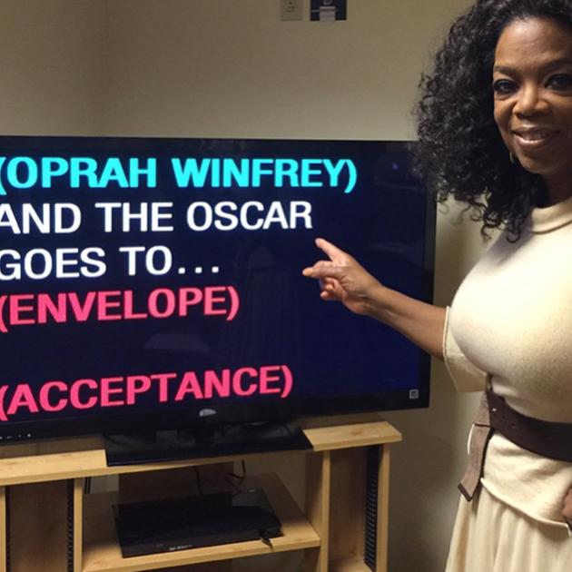 Oprah Winfrey répète avec son prompteur