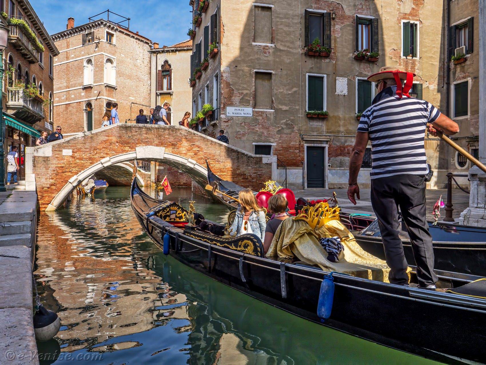 Время в италии часов. Гондола. Италия сегодня. Экскурсия в Венеции с венецианским стеклом.