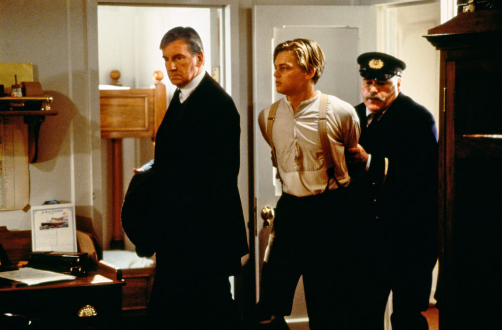 David Wagner (a gauche) dans le rôle de Spicer Lovejoy aux cotées de Leonardo Dicaprio (au centre) incarnant Jack Dawson dans Titanic (1997) de James Camron.