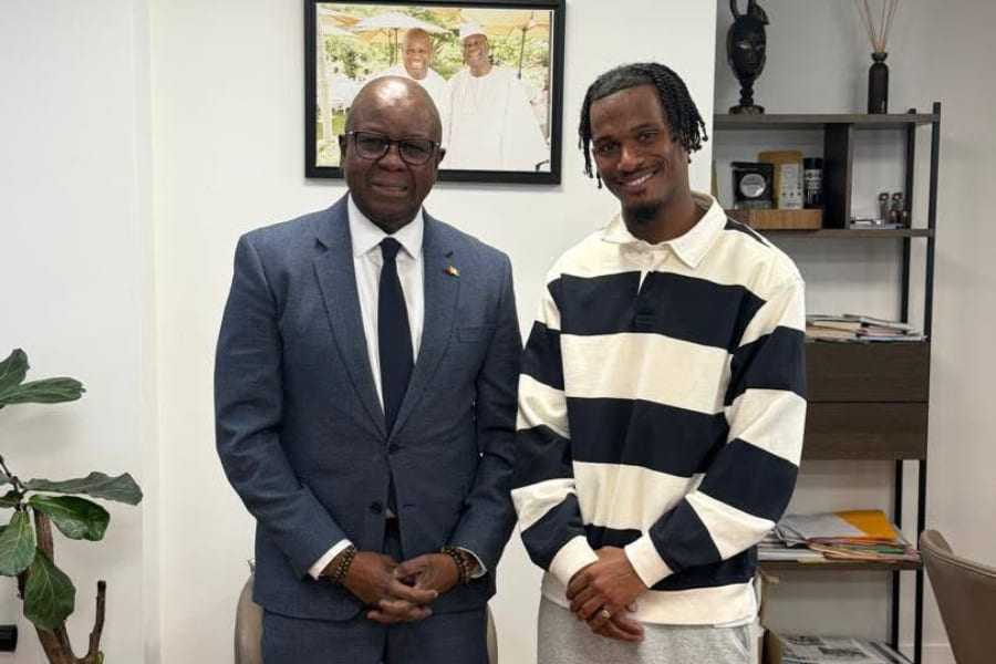 Yann Gboho (à d.) avec le Consul Général de Côte d'Ivoire à Paris Issiaka Konaté